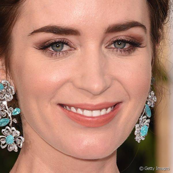 Para o Golden Globe 2015, Emily Blunt aplicou alguns cílios postiços no canto externo do olho e apostou no esfumado marrom